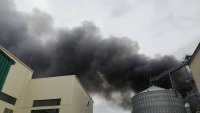 Пожар пламна във фабрика за преработка на плодове в Катуница (Видео, снимки)