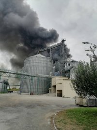 снимка 1 Пожар пламна във фабрика за преработка на плодове в Катуница (Видео, снимки)