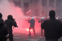 Сблъсъци между крайнодесни и полиция във Варшава, има ранени