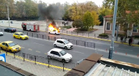 Кола се запали на площад "Съединение" в Пловдив (Видео)