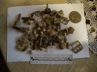 Откриха множество монети, оръжие и ценни предмети в частен дом в Казанлък