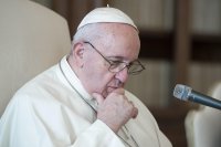 По следите на един "лайк": Харесал ли е папа Франциск снимка на модел в оскъдно облекло?