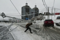 Леден дъжд и силен снеговалеж блокираха Източна Русия
