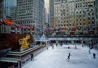Ледената пързалка пред Рокфелер център в Ню Йорк отваря врати