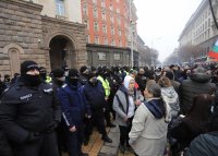 Протестиращи срещу новите мерки опитаха да влязат в Министерския съвет