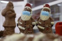 снимка 6 Шоколадов Дядо Коледа с маска - хит в Германия (СНИМКИ)