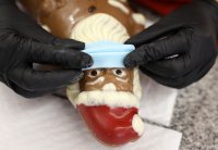 снимка 2 Шоколадов Дядо Коледа с маска - хит в Германия (СНИМКИ)