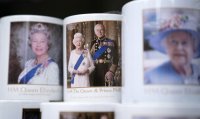 Кралица Елизабет II и принц Филип отпразнуваха 73 години брак