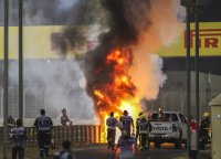 снимка 24 Жестока катастрофа на старта на Гран при в Бахрейн (СНИМКИ)