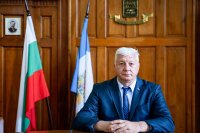 Кметът на Пловдив претърпя операция след падане вкъщи