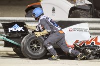 снимка 10 Жестока катастрофа на старта на Гран при в Бахрейн (СНИМКИ)