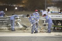 снимка 5 Жестока катастрофа на старта на Гран при в Бахрейн (СНИМКИ)
