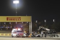 снимка 19 Жестока катастрофа на старта на Гран при в Бахрейн (СНИМКИ)