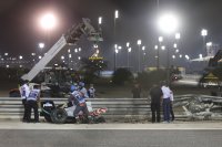 снимка 9 Жестока катастрофа на старта на Гран при в Бахрейн (СНИМКИ)