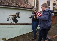снимка 2 Банкси с "кихащ" графит от фасада на къща в Бристол