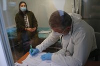 снимка 5 Ваксинират медиците на първа линия в Александровска болница
