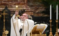 снимка 5 Папа Франциск отслужи месата за Рождество пред ограничен брой богомолци
