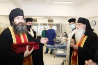 снимка 1 Свещеници благословиха медици и пациенти в ковид отделенията на ВМА и "Пирогов"