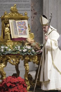 снимка 4 Папа Франциск отслужи месата за Рождество пред ограничен брой богомолци