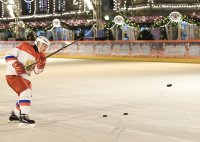 снимка 4 Сбъднато желание: Путин игра хокей с 9-годишно момче (Снимки)
