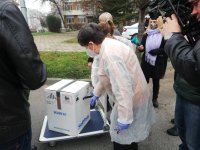 снимка 1 Ваксини пристигнаха и в Пловдив, първо имунизират медици от големите болници
