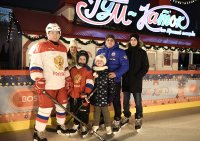 снимка 1 Сбъднато желание: Путин игра хокей с 9-годишно момче (Снимки)
