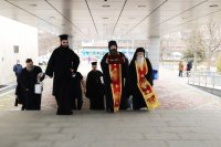 снимка 5 Свещеници благословиха медици и пациенти в ковид отделенията на ВМА и "Пирогов"