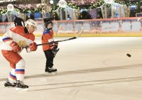 снимка 2 Сбъднато желание: Путин игра хокей с 9-годишно момче (Снимки)