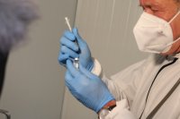 Ваксинират медиците на първа линия в Александровска болница