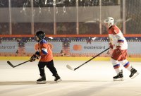 снимка 3 Сбъднато желание: Путин игра хокей с 9-годишно момче (Снимки)