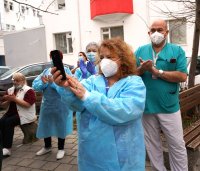 снимка 2 Ансамбъл "Филип Кутев" изненада лекарите от "Пирогов" навръх Коледа