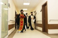Свещеници благословиха медици и пациенти в ковид отделенията на ВМА и "Пирогов"