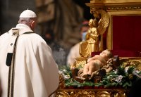 снимка 8 Папа Франциск отслужи месата за Рождество пред ограничен брой богомолци