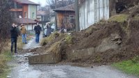 снимка 1 Подпорна стена се срути в село до Кочериново