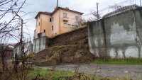 снимка 4 Подпорна стена се срути в село до Кочериново