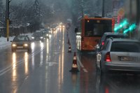 Засилен трафик към София, лошото време затруднява движението