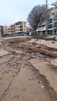снимка 4 Проливни дъждове и бурни вълни отнесоха плажовете на Созопол (Снимки)