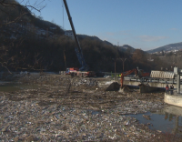 Студът затруднява почистването на плаващото сметище в река Искър