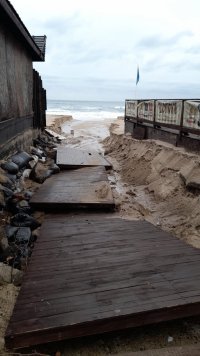 снимка 1 Проливни дъждове и бурни вълни отнесоха плажовете на Созопол (Снимки)
