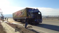 снимка 5 Камион се вряза в спрял ТИР на АМ "Струма" (СНИМКИ)
