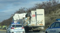 снимка 6 Камион се вряза в спрял ТИР на АМ "Струма" (СНИМКИ)