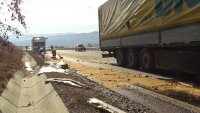 снимка 4 Камион се вряза в спрял ТИР на АМ "Струма" (СНИМКИ)