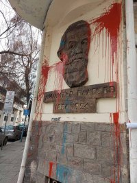 Оскверниха паметната плоча на Димитър Благоев на сградата на БСП в Пловдив