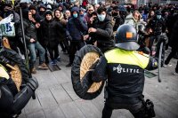 Сблъсъци в Нидерландия: Полицията използва сила срещу протестиращи срещу вечерния час