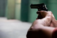 Дрогиран мъж заплаши с пистолет младежи след спор за отнето предимство