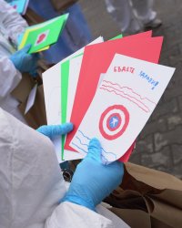 снимка 10 Деца подариха топъл обяд и картички на медиците в COVID-отделението на Александровска болница