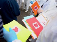 снимка 9 Деца подариха топъл обяд и картички на медиците в COVID-отделението на Александровска болница