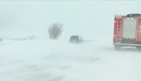 Усложнена зимна обстановка в страната: Затворени пътища и села без ток