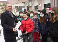 снимка 3 Деца подариха топъл обяд и картички на медиците в COVID-отделението на Александровска болница