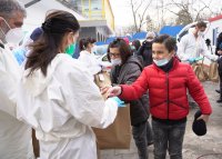 снимка 6 Деца подариха топъл обяд и картички на медиците в COVID-отделението на Александровска болница